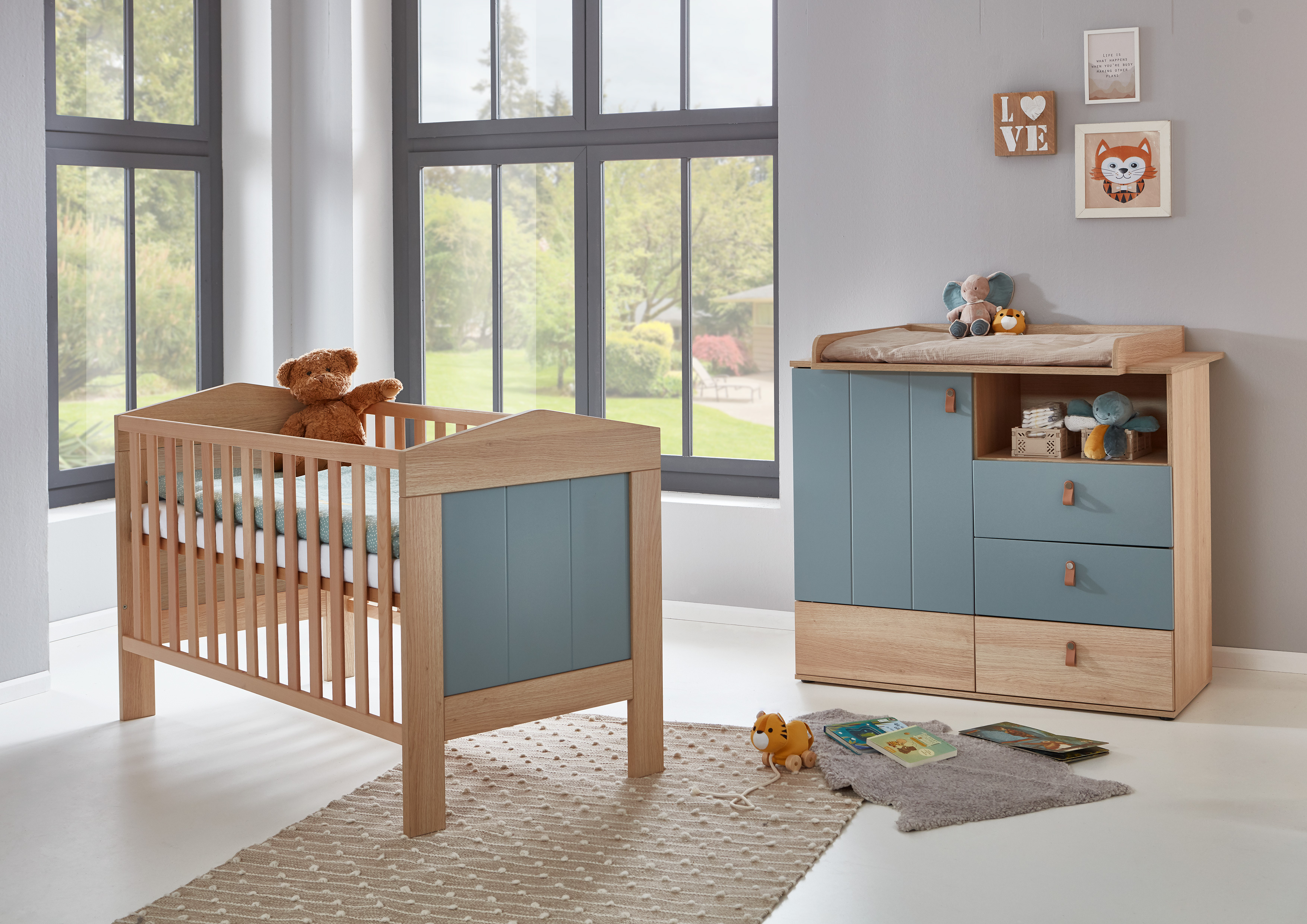 Arthur Berndt Babyzimmer ROOFY 2-tlg. mit 2 türigem Kinderbett und Wickelkommode in Salbei und Nagano Oak NB - Holzspielzeug Profi Arthur Berndt Babyzimmer ROOFY 2-tlg. mit 2 türigem Kinderbett und Wickelkommode in Salbei und Nagano Oak NB - Holzspielzeug Profi
