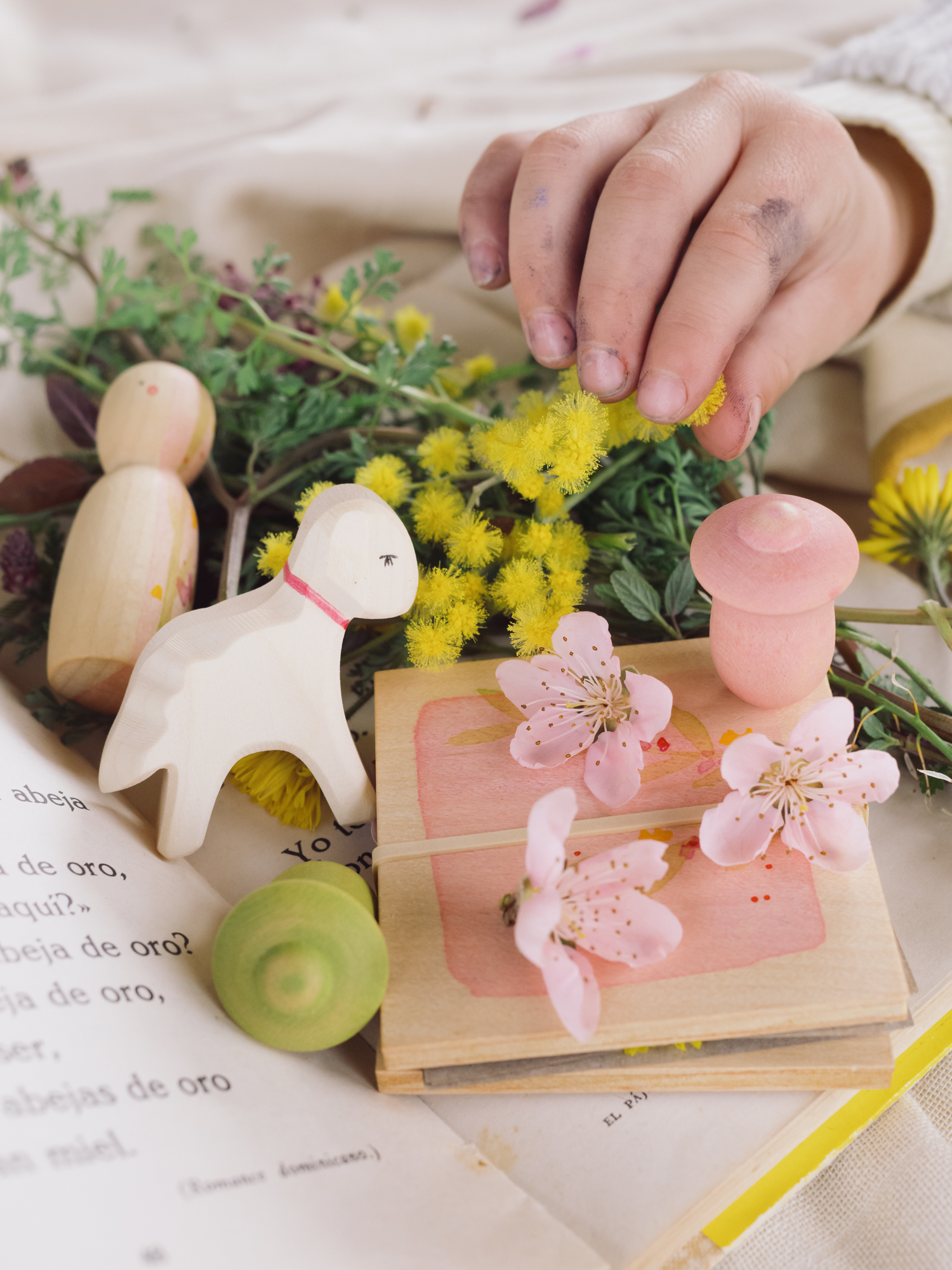 Grapat x Ostheimer Hello Spring! Limited Edition Seasons Box - Holzspielzeug Profi Grapat x Ostheimer Hello Spring! Limited Edition Seasons Box - Holzspielzeug Profi