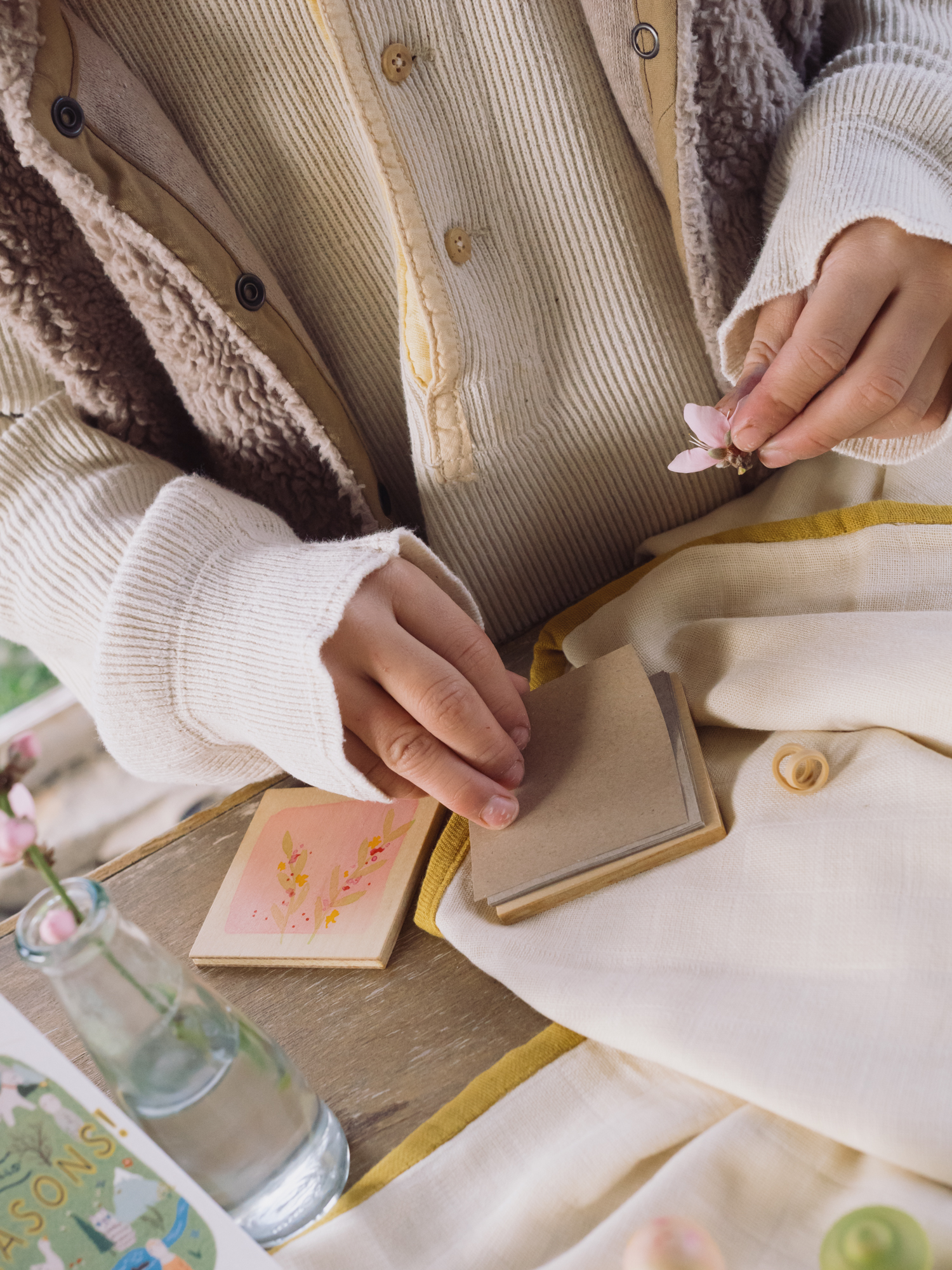 Grapat x Ostheimer Hello Spring! Limited Edition Seasons Box - Holzspielzeug Profi Grapat x Ostheimer Hello Spring! Limited Edition Seasons Box - Holzspielzeug Profi