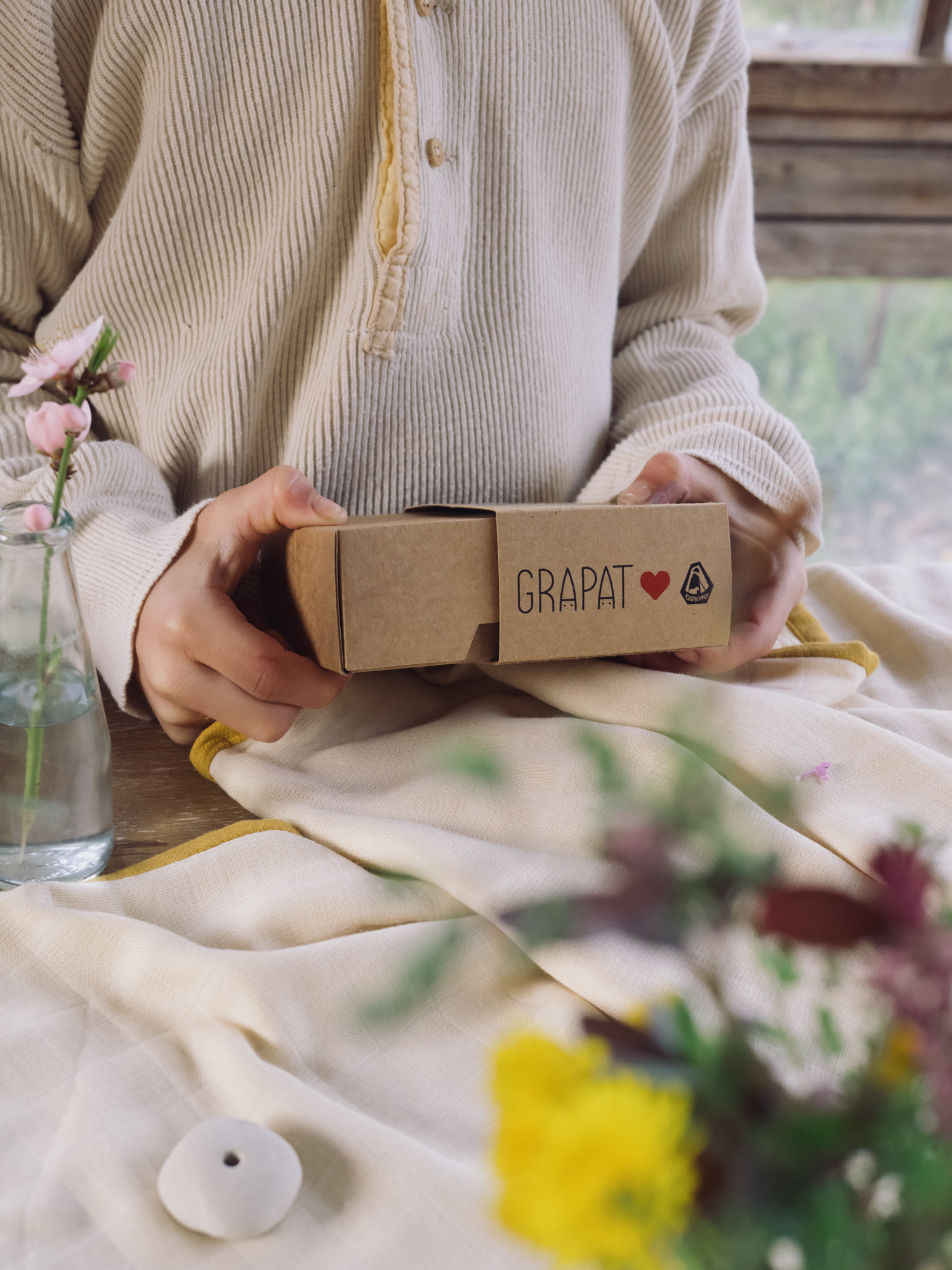 Grapat x Ostheimer Hello Spring! Limited Edition Seasons Box - Holzspielzeug Profi Grapat x Ostheimer Hello Spring! Limited Edition Seasons Box - Holzspielzeug Profi