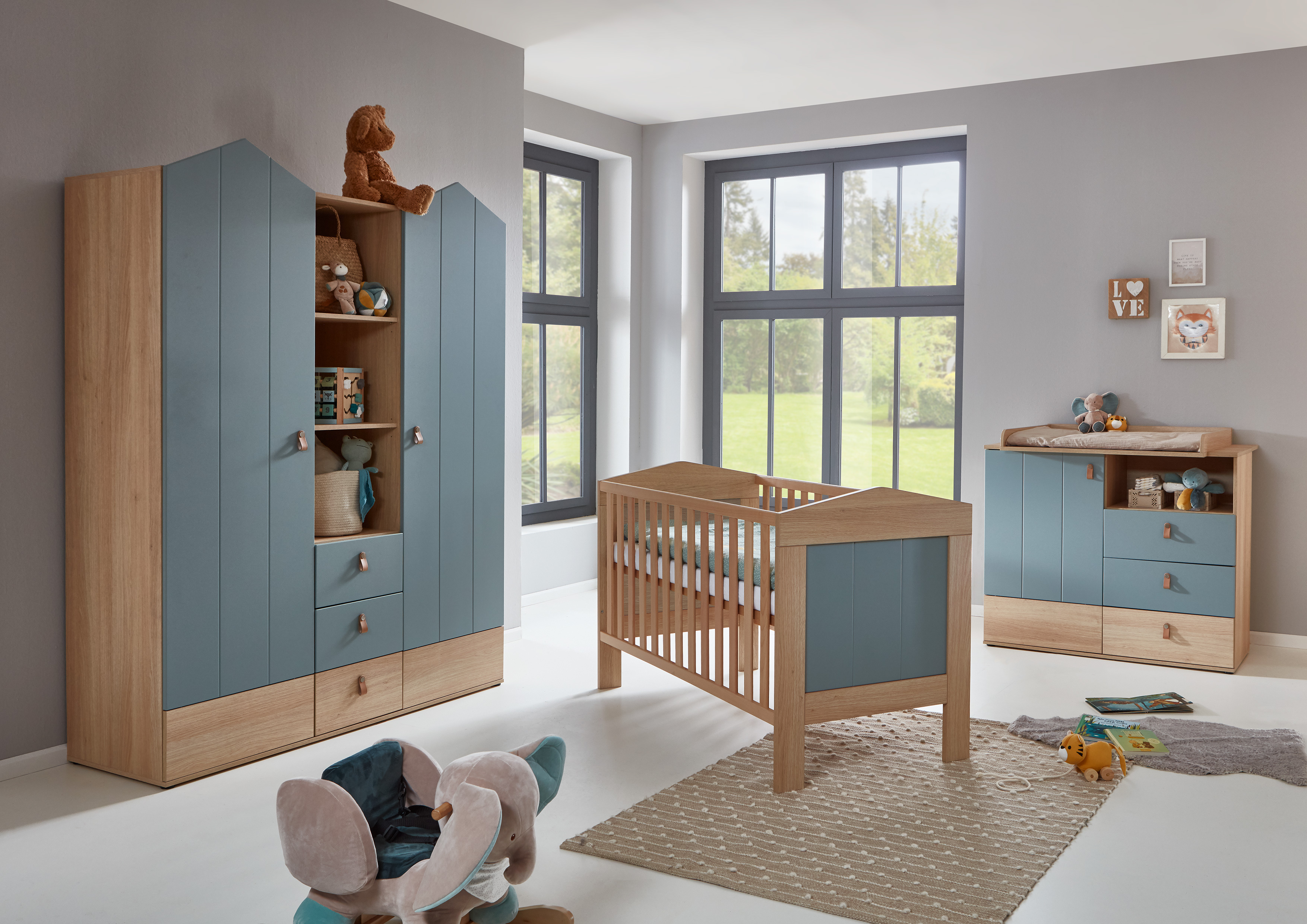 Arthur Berndt Babyzimmer ROOFY 3-tlg. mit 2 türigem Kleiderschrank, Kinderbett und Wickelkommode in Salbei und Nagano Oak NB Arthur Berndt Babyzimmer ROOFY 3-tlg. mit 2 türigem Kleiderschrank, Kinderbett und Wickelkommode in Salbei und Nagano Oak NB