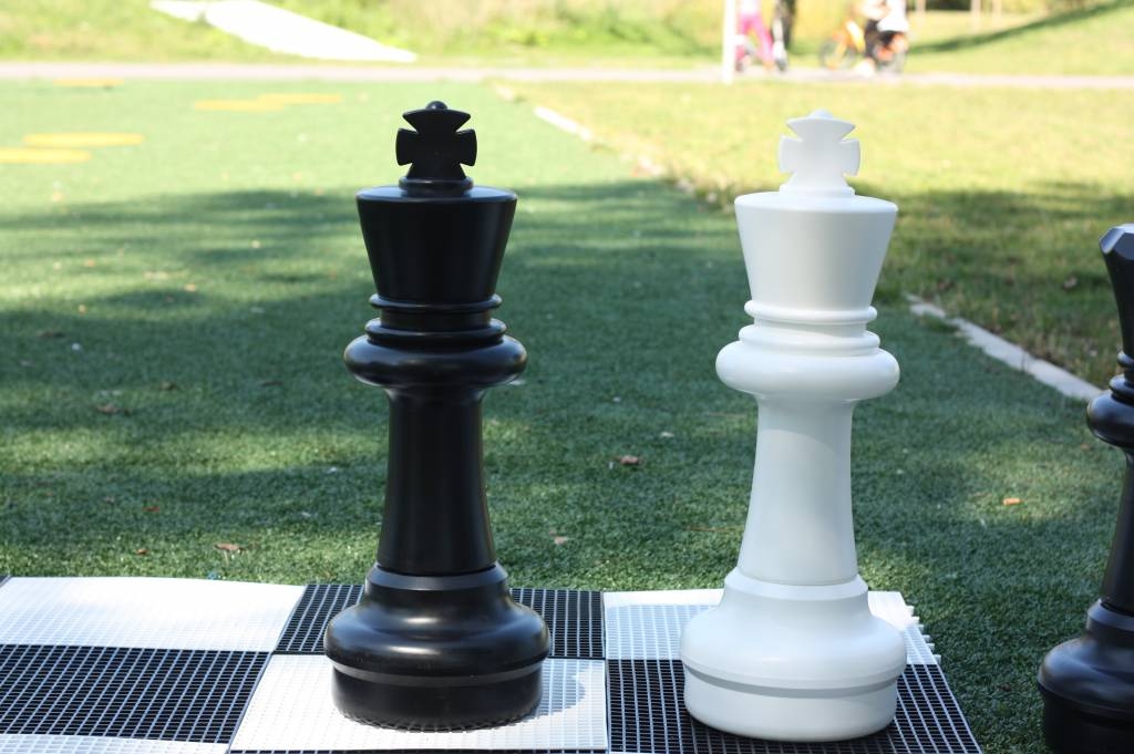 Übergames Riesen Schachfigur König weiß oder schwarz Übergames Riesen Schachfigur König weiß oder schwarz